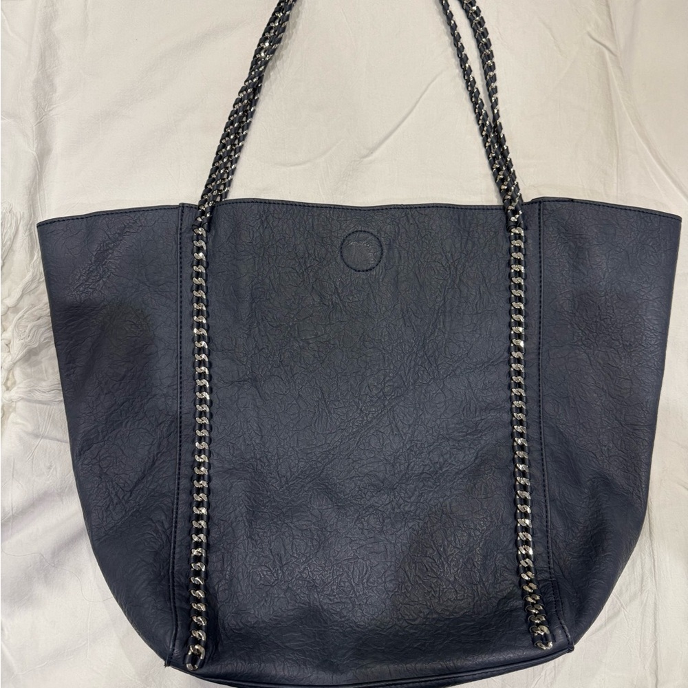 Elegant navy blue tote bag with silver chain detailing